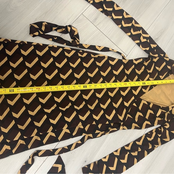 Diane Von Furstenberg Women's Wrap Dress Black Gold Geometric Silk Sz 4 - Picture 8 of 9